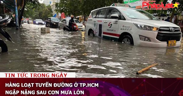 Hàng loạt tuyến đường ở TP.HCM ngập nặng sau cơn mưa lớn