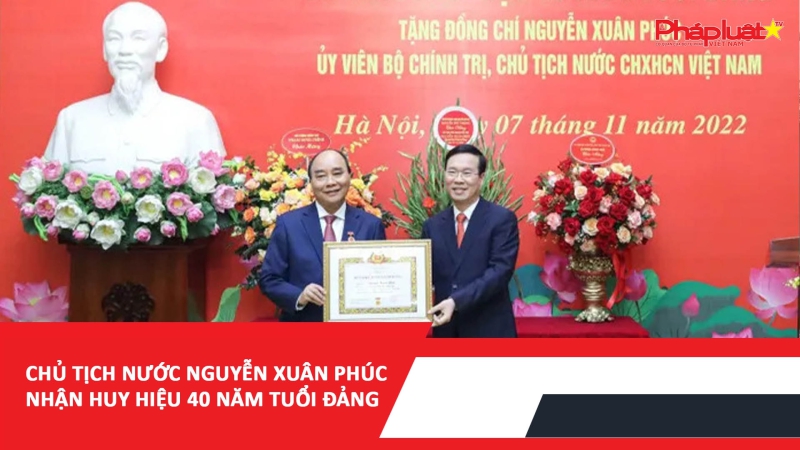 Chủ tịch nước Nguyễn Xuân Phúc nhận huy hiệu 40 năm tuổi Đảng