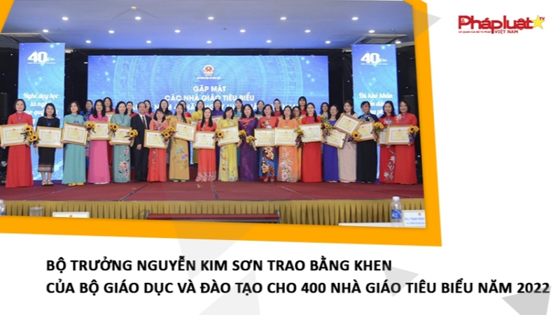 Bộ trưởng Nguyễn Kim Sơn trao Bằng khen của Bộ Giáo dục và Đào tạo cho 400 nhà giáo tiêu biểu năm 2022