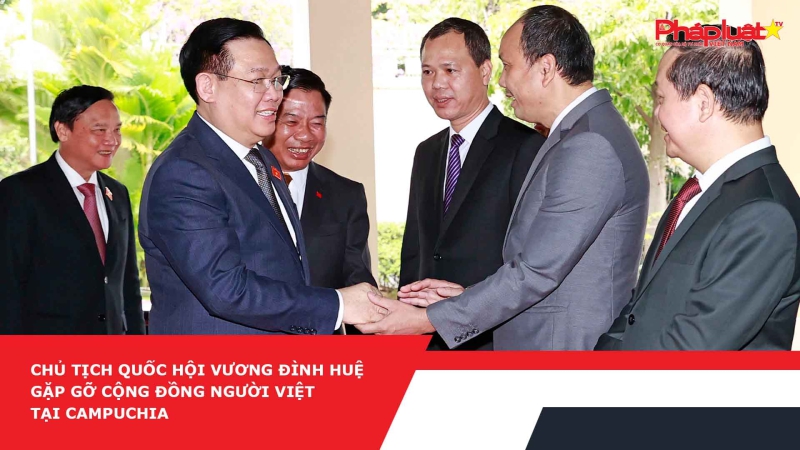 Chủ tịch Quốc hội Vương Đình Huệ gặp gỡ cộng đồng người Việt tại Campuchia