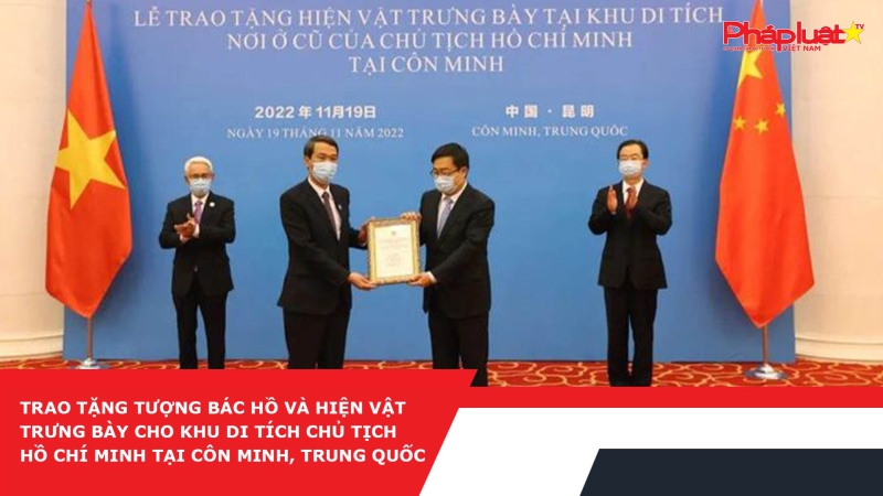 Trao tặng tượng Bác Hồ và hiện vật trưng bày cho Khu di tích Chủ tịch Hồ Chí Minh tại Côn Minh, Trung Quốc