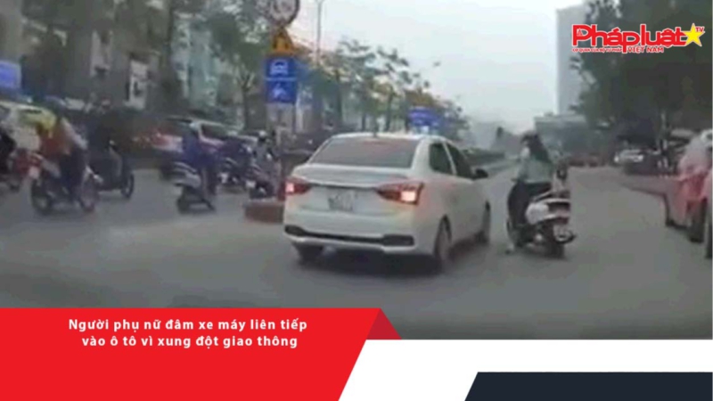 Người phụ nữ đâm xe máy liên tiếp vào ô tô vì xung đột giao thông