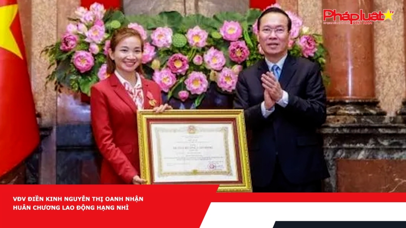 VĐV điền kinh Nguyễn Thị Oanh nhận Huân chương lao động hạng Nhì