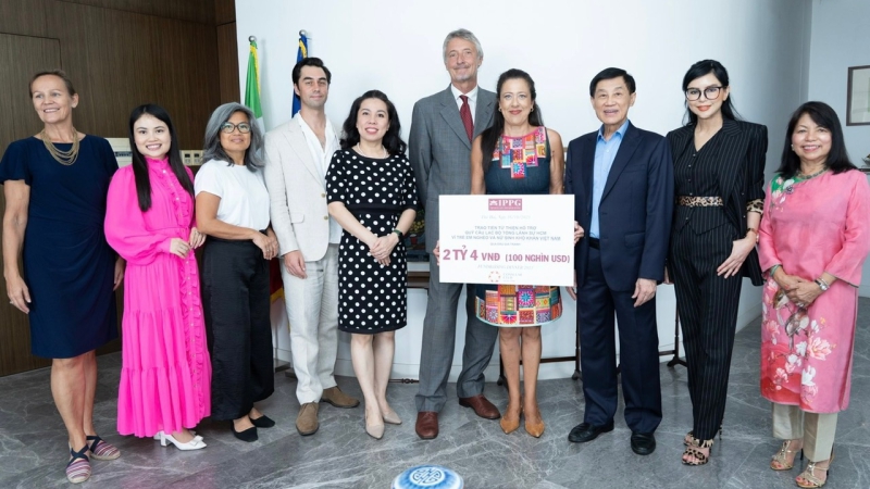 Ông Johnathan Hạnh Nguyễn đấu giá 3 bức tranh Việt Nam trị giá 2,4 tỷ đồng gây quỹ từ thiện của CLB tổng lãnh sự TPHCM