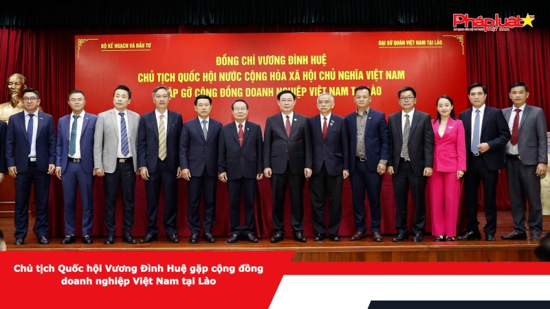 Chủ tịch Quốc hội Vương Đình Huệ gặp cộng đồng doanh nghiệp Việt Nam tại Lào