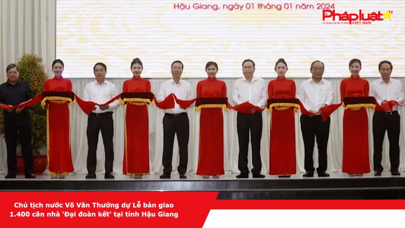 Chủ tịch nước Võ Văn Thưởng dự Lễ bàn giao 1.400 căn nhà 'Đại đoàn kết' tại tỉnh Hậu Giang