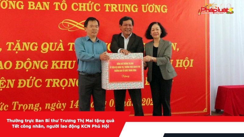 Thường trực Ban Bí thư Trương Thị Mai tặng quà Tết công nhân, người lao động KCN Phú Hội