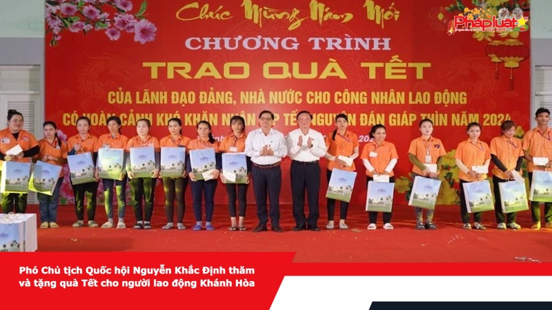 Phó Chủ tịch Quốc hội Nguyễn Khắc Định thăm và tặng quà Tết cho người lao động Khánh Hòa