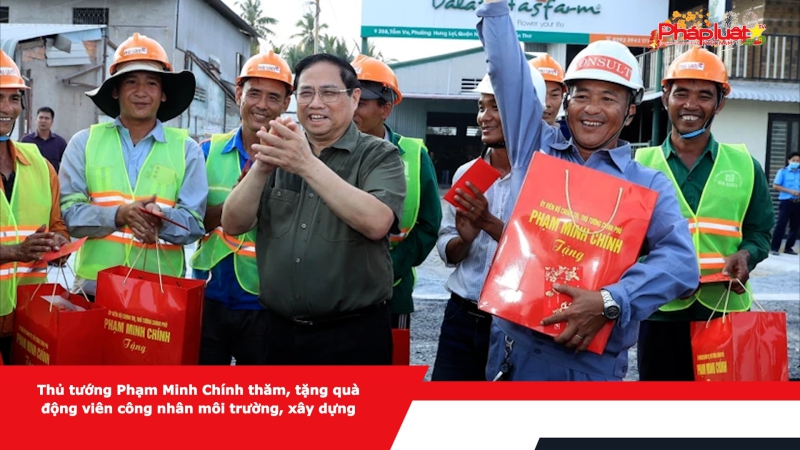 Thủ tướng Phạm Minh Chính thăm, tặng quà động viên công nhân môi trường, xây dựng