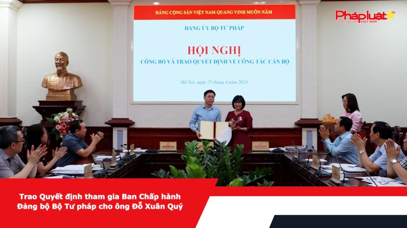 Trao Quyết định tham gia Ban Chấp hành Đảng bộ Bộ Tư pháp cho ông Đỗ Xuân Quý