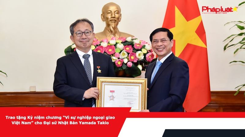 Trao tặng Kỷ niệm chương “Vì sự nghiệp ngoại giao Việt Nam” cho Đại sứ Nhật Bản Yamada Takio