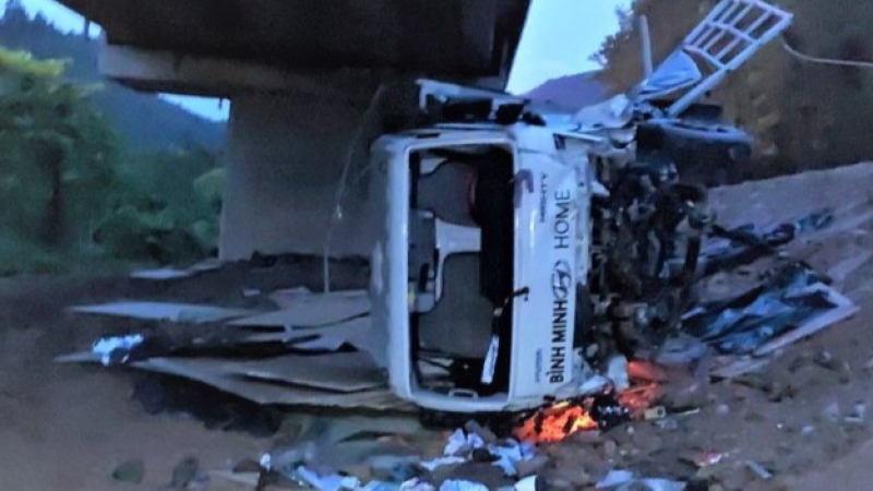 Bản tin ATGT số 75 ngày 04/6/2024: “Tai nạn trên đường La Sơn - Hòa Liên khiến 1 xe rơi xuống cầu”