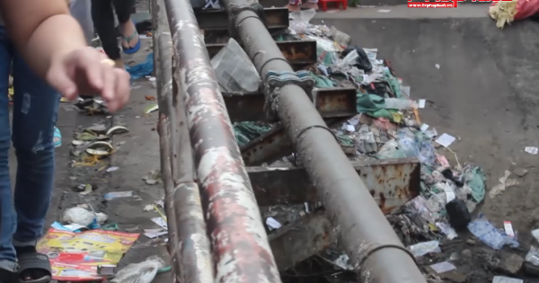 Chợ tự phát và công nhân công ty Pou yuen gây ô nhiễm