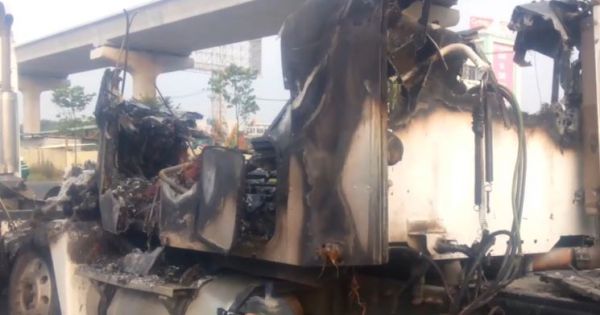 Xe đầu kéo bị cháy rụi trên xa lộ Hà Nội