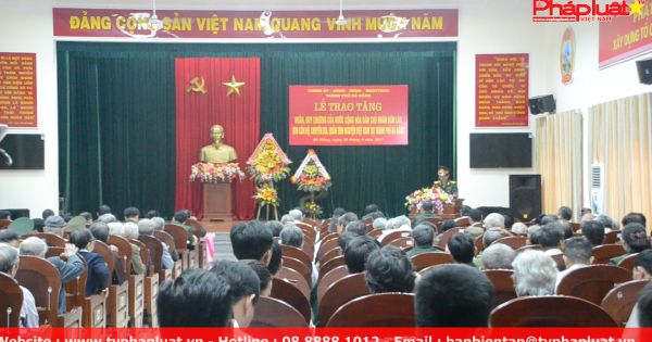 Tặng huân chương cho quân tình nguyện Việt Nam chiến đấu tại Lào