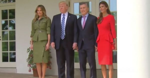 Melania Trump diện váy phong cách quân đội hơn 4.000 USD