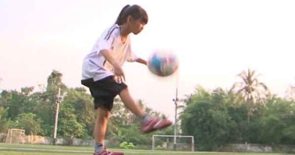Bé gái 11 tuổi được bà con gọi 'Messi miền Tây'