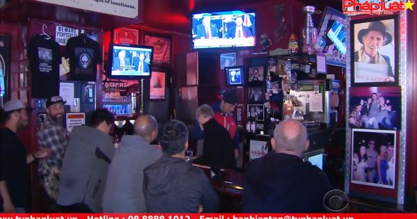 Các quán Bar nước Mỹ đông nghịt khách theo dõi buổi điều trần của Comey