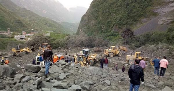 Lở đất vùi lấp hơn 100 người ở Trung Quốc