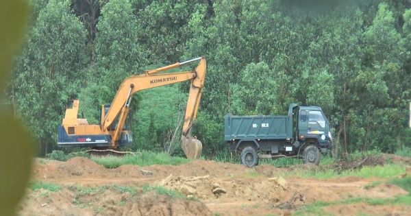 Bình Thuận: Ngang nhiên tiếp tục khai thác cát ngoài vùng cấp phép gây sạt lở nghiêm trọng.