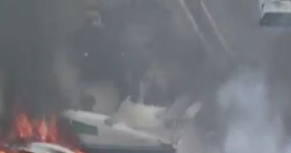 Máy bay bốc cháy khi đâm xuống xa lộ California