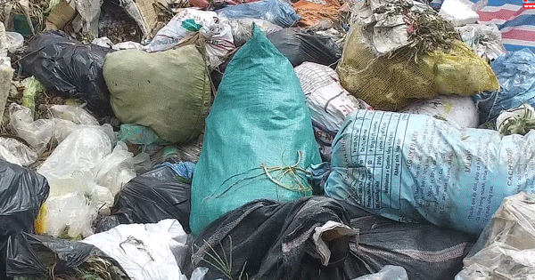 Thị trấn Hương Khê ngập trong biển rác