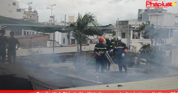 TPHCM: Cháy lớn nhà trong hẻm, người dân chạy tán loạn