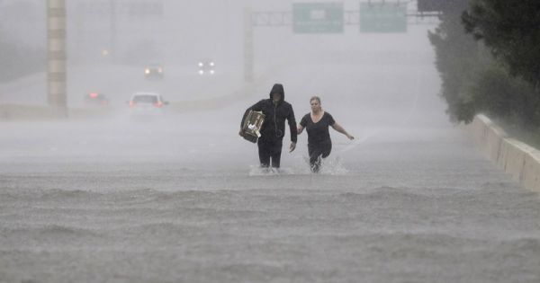 Sơ tán hàng trăm người vì lũ lụt đang tăng cao ở Houston