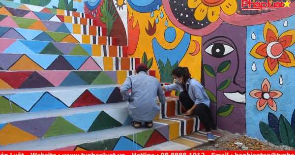 Đà Nẵng: Sinh viên biến bãi rác thành tranh đầy màu sắc