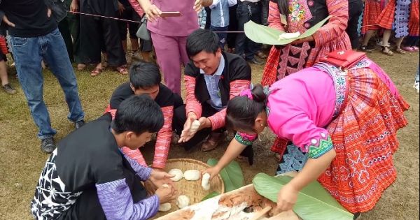 Nghìn người đổ xô xem cuộc thi giã bánh dày ở Mộc Châu