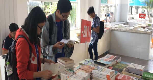 Sinh viên mua sách giảm giá tại Ngày Hội “Sách và Bạn trẻ”