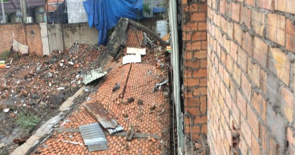 TPHCM: Tường nhà dân đổ sập do tháo gỡ công trình