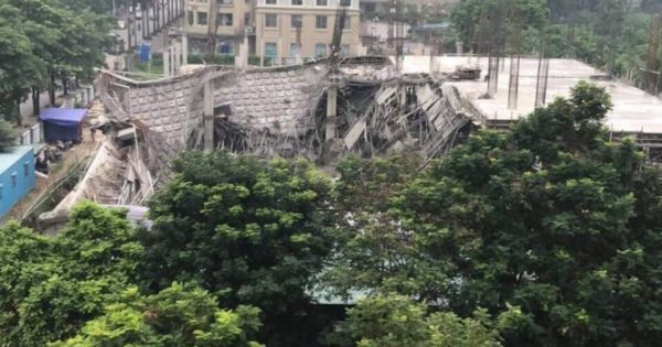Trường mầm non đang xây ở Hà Nội bị sập đổ.