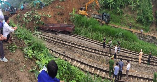 Yên Bái: Một đoàn tàu tại ga Lâm Giang bất ngờ bị đất đá vùi lấp