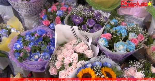 Người dân chi tiền triệu mua hoa tặng chị em phụ nữ ngày 20 tháng 10