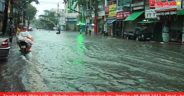 Quảng Ngãi: Giao thông tê liệt vì mưa lũ