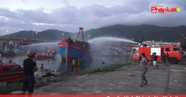 Cháy tàu cá tại cảng cá Thọ Quang, quận Sơn Trà