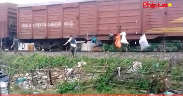 Hà Tĩnh: Người dân Hương Khê treo rác trên tàu 