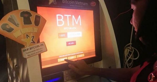 Cận cảnh giao dịch Bitcoin bằng máy ATM ở TP HCM
