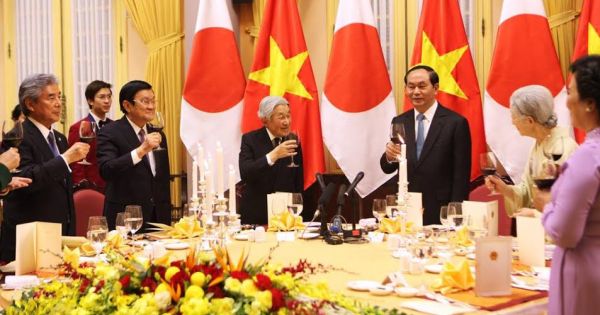 Nhật hoàng làm thơ về chuyến thăm Việt Nam
