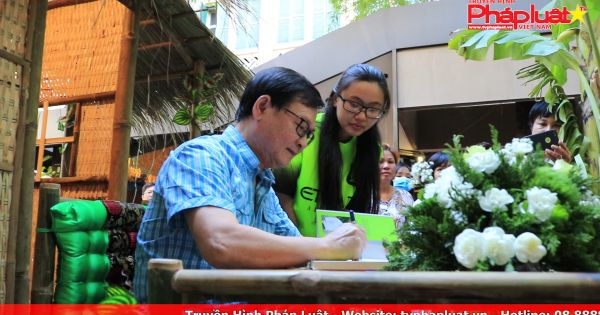 Sách và Bạn kỳ 6: Giới trẻ xếp hàng dài chờ được nhà văn Nguyễn Nhật Ánh ký tặng sách