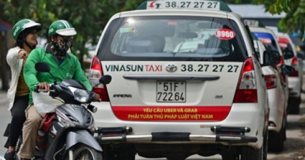 Bộ GTVT đề xuất “cởi trói” cho taxi, “siết” Uber và Grab