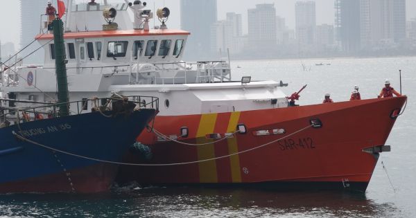 Vượt sóng trong đêm cứu nạn 11 ngư dân người Quảng Bình