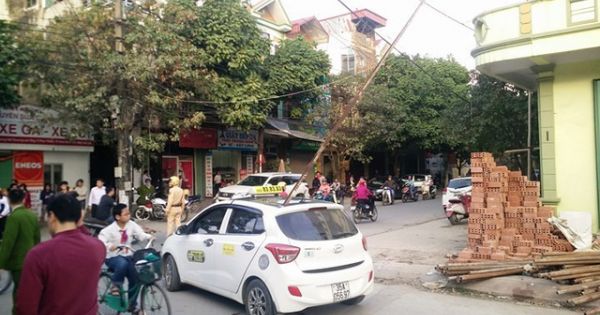 Ninh Bình: Thanh sắt công trình rơi, đâm thủng nóc xe taxi khiến hành khách tử vong