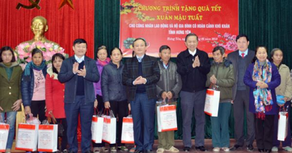 Hưng Yên: Bộ trưởng Bộ Công an tặng quà Tết cho công nhân nghèo