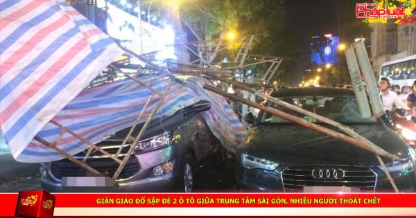 Giàn giáo đổ sập đè 2 ô tô giữa trung tâm Sài Gòn, nhiều người thoát chết