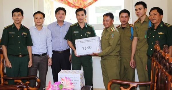 Bộ đội Biên phòng Thừa Thiên Huế chúc Tết Bunpimay nhân dân và lực lượng vũ trang Lào