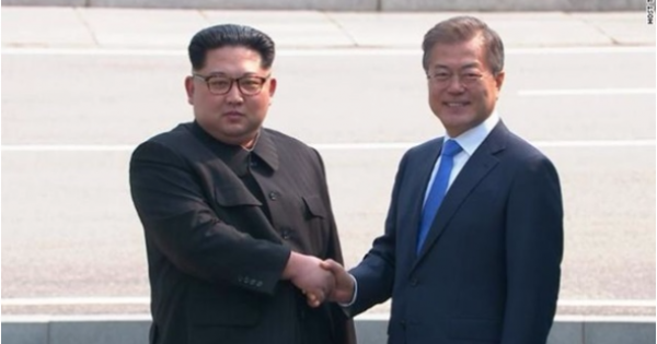 Nhà lãnh đạo Triều Tiên ông Kim Jong-un lần đầu gặp mặt Tổng thống Hàn Quốc Moon Jae-in
