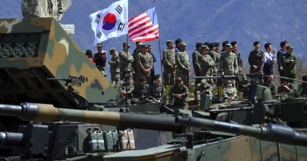 Tổng thống Mỹ Donald Trump bất ngờ yêu cầu giảm số lượng quân đội Mỹ đồn trú tại Hàn Quốc.