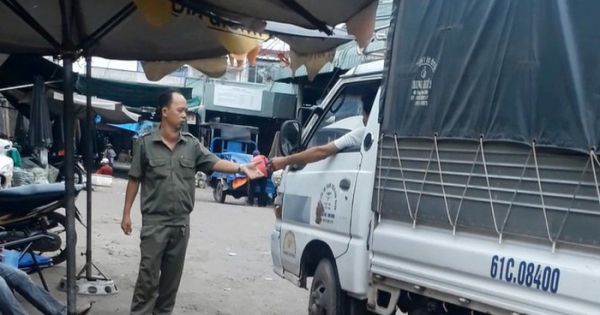 Đội trưởng đội dân phòng ngang nhiên thu tiền xe tải đậu trước chợ